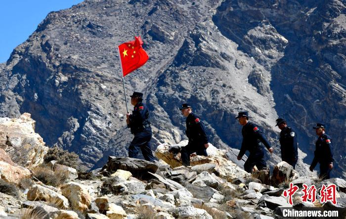 底雅邊境派出所民警夏永軍(左一)在巡邏中?！±盍?攝