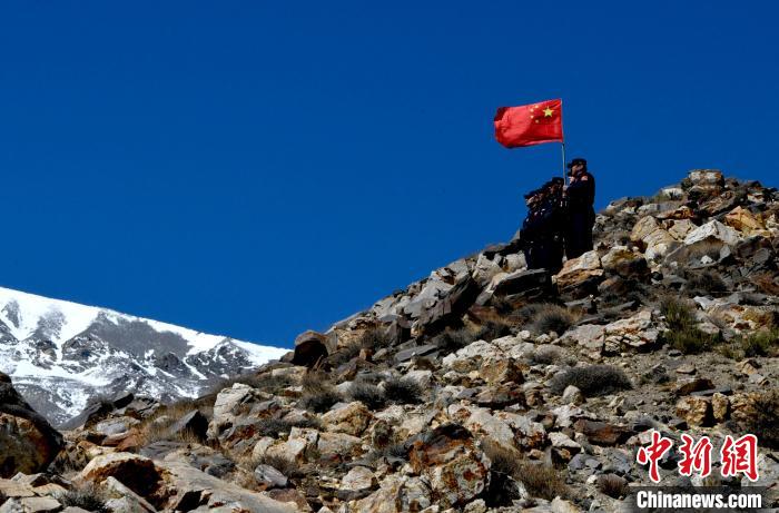 底雅邊境派出所民警夏永軍(右一)在巡邏中?！±盍?攝
