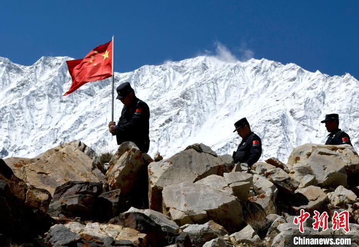 底雅邊境派出所民警夏永軍(左一)在巡邏中。