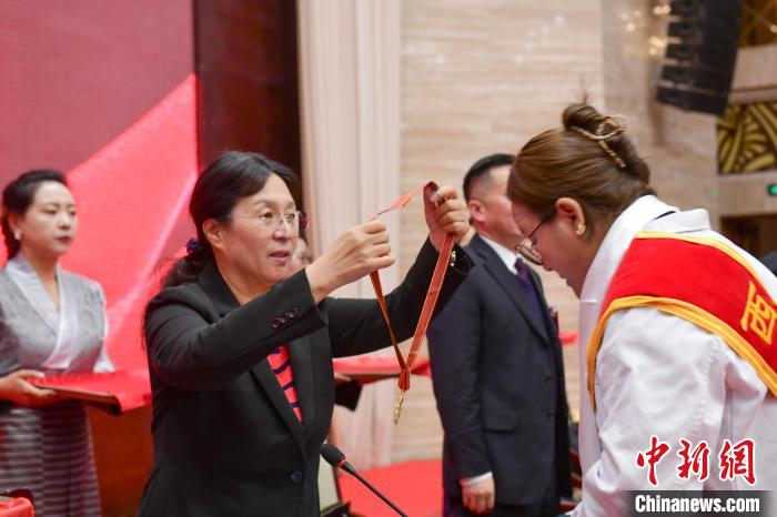 西藏舉辦“西藏十佳醫(yī)生、十佳護(hù)士”“西藏健康衛(wèi)士”表彰大會(huì)