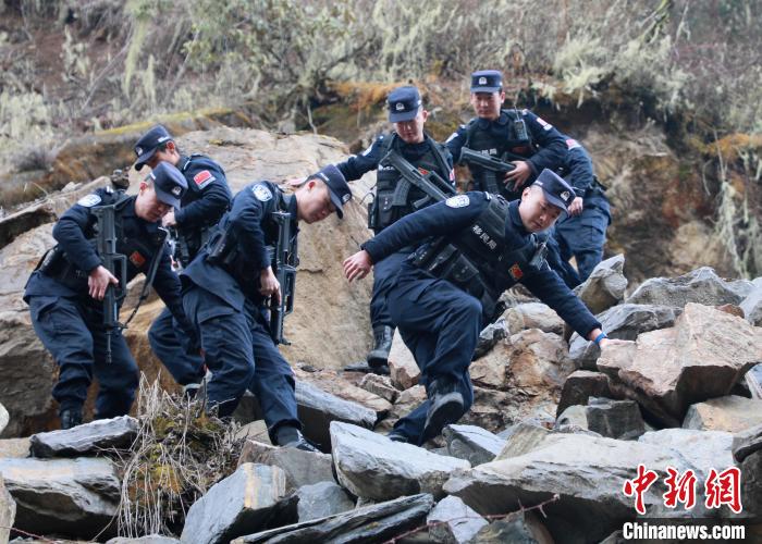 山南邊境管理支隊玉麥邊境派出所民警在邊境巡邏途中穿過亂石區(qū)?！∴嶇?攝