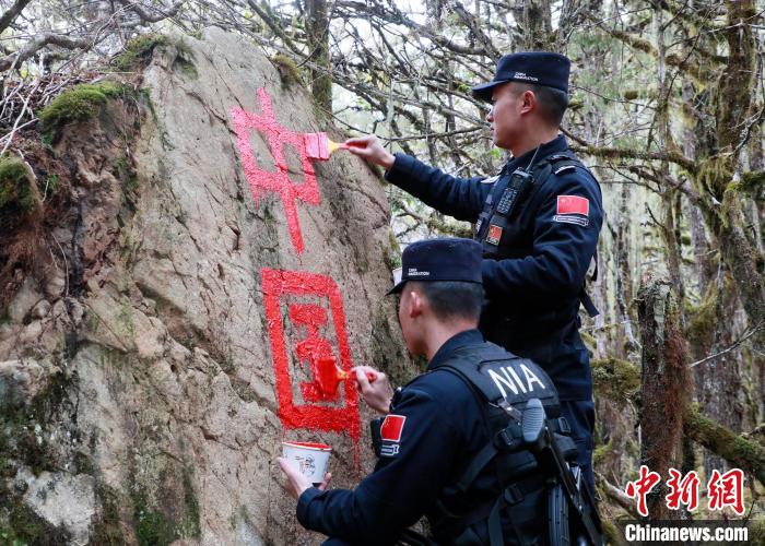 山南邊境管理支隊玉麥邊境派出所民警邊境巡邏途中在石頭上用油漆涂寫“中國”二字 ?！∴嶇?攝