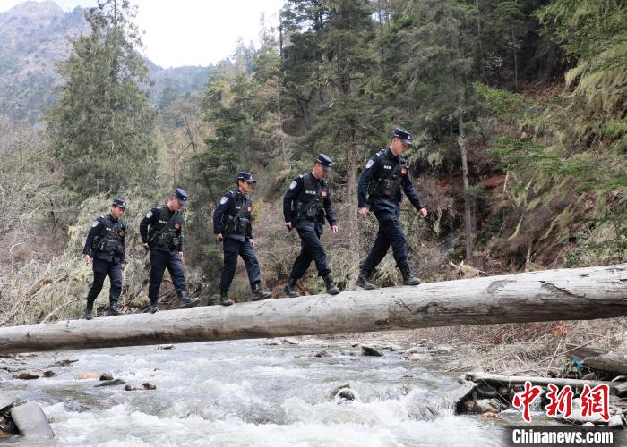 山南邊境管理支隊玉麥邊境派出所民警邊境巡邏途中走過河道上“獨木橋”?！∴嶇?攝