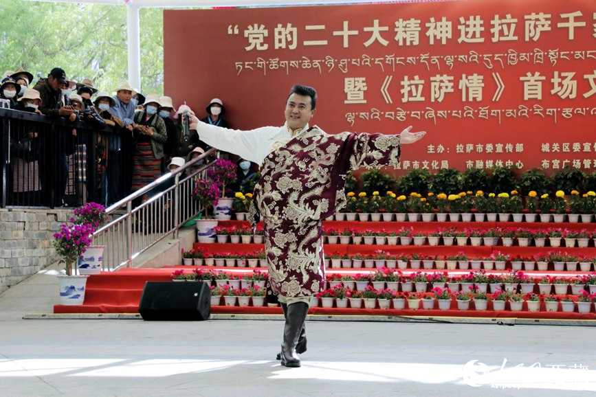 獻(xiàn)唱《夏爾巴》。人民網(wǎng) 次仁羅布攝