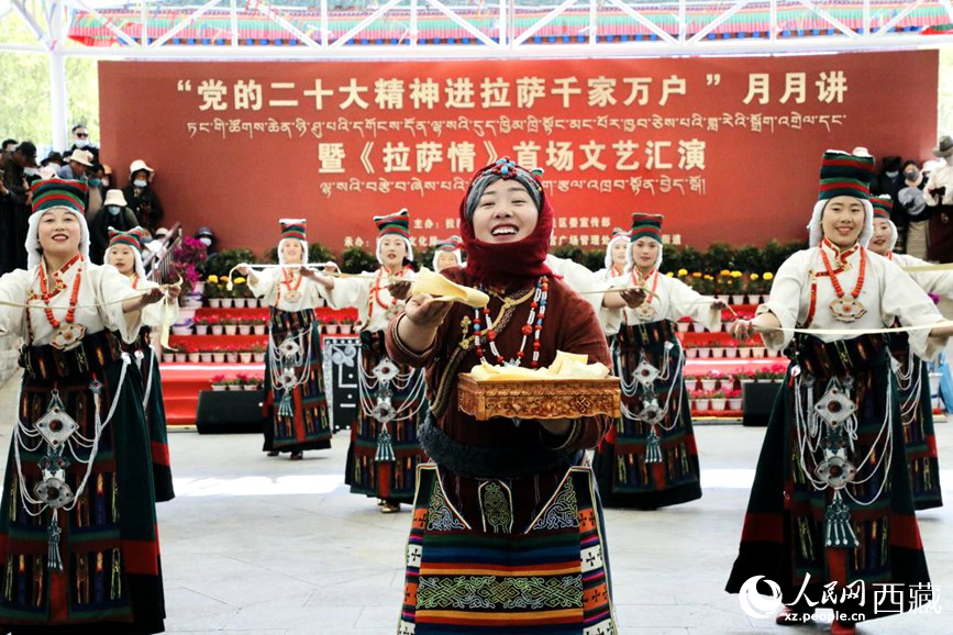 女子群舞《拉拉脫貧之路》。人民網(wǎng) 次仁羅布攝