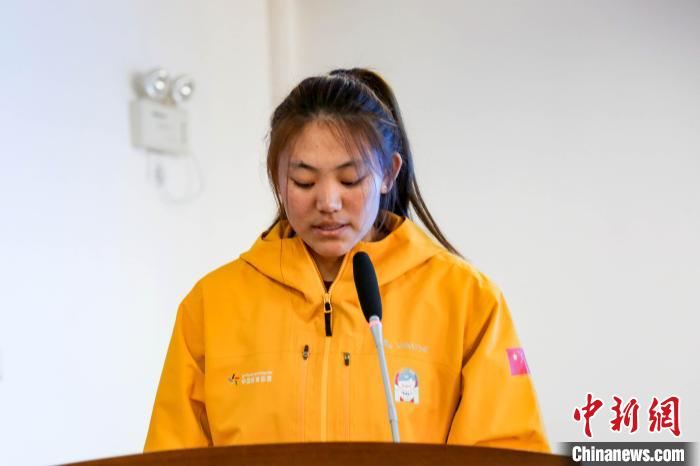 運動員代表擁青拉姆發(fā)言。　貢確 攝