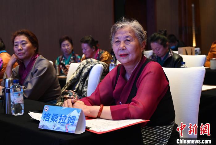 圖為西藏銀發(fā)旅游產(chǎn)品體驗團老年代表?！≮w朗 攝