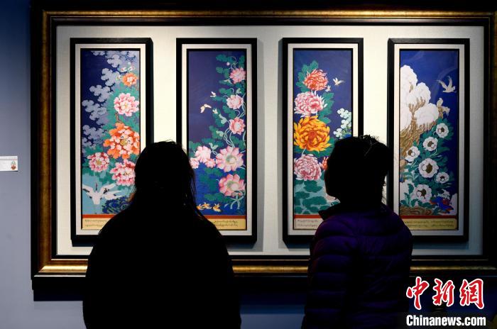 圖為5月16日，觀眾正在欣賞展覽中的新創(chuàng)唐卡作品。　李林 攝