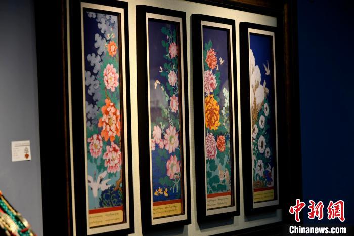 圖為5月16日，展覽中新創(chuàng)唐卡作品《四季花》。　李林 攝