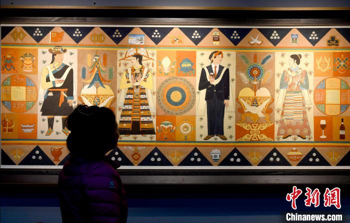 圖為5月16日，觀眾正在欣賞展覽中的新創(chuàng)唐卡作品?！±盍?攝