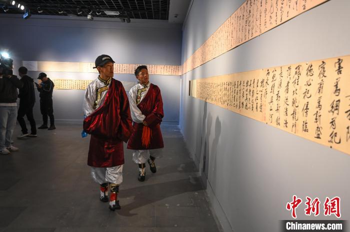圖為學(xué)生參觀黃庭堅書法文獻(xiàn)展?！≮w朗 攝