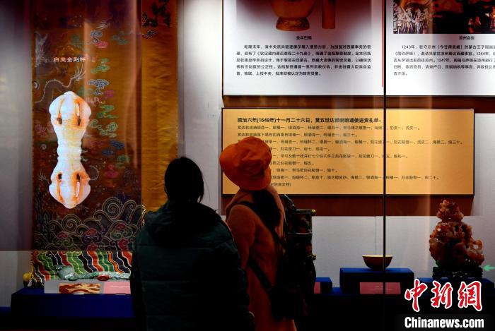 圖為5月18日，觀眾正在欣賞展覽?！±盍?攝