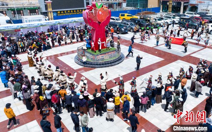 圖為“極地那曲 天際之旅”2023西藏那曲“中國旅游日”音樂美食嘉年華活動現(xiàn)場?！∧乔形幕吐糜尉止﹫D