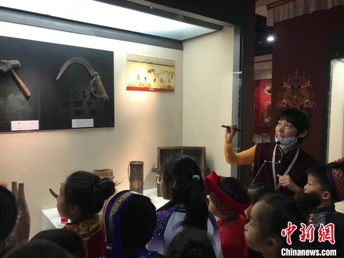 圖為中國人民大學(xué)附屬中學(xué)第二分校的小朋友們參觀“雪域星光——西藏傳統(tǒng)文化藝術(shù)展”?！￡惤ㄐ?攝