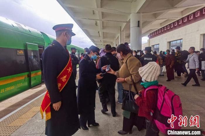 日喀則火車站工作人員引導(dǎo)乘客乘坐高原復(fù)興號。　斗山得 攝