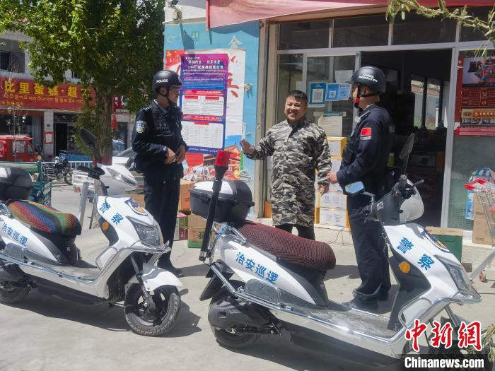 民警對(duì)轄區(qū)商鋪進(jìn)行走訪排查?！↑S創(chuàng)偉 攝