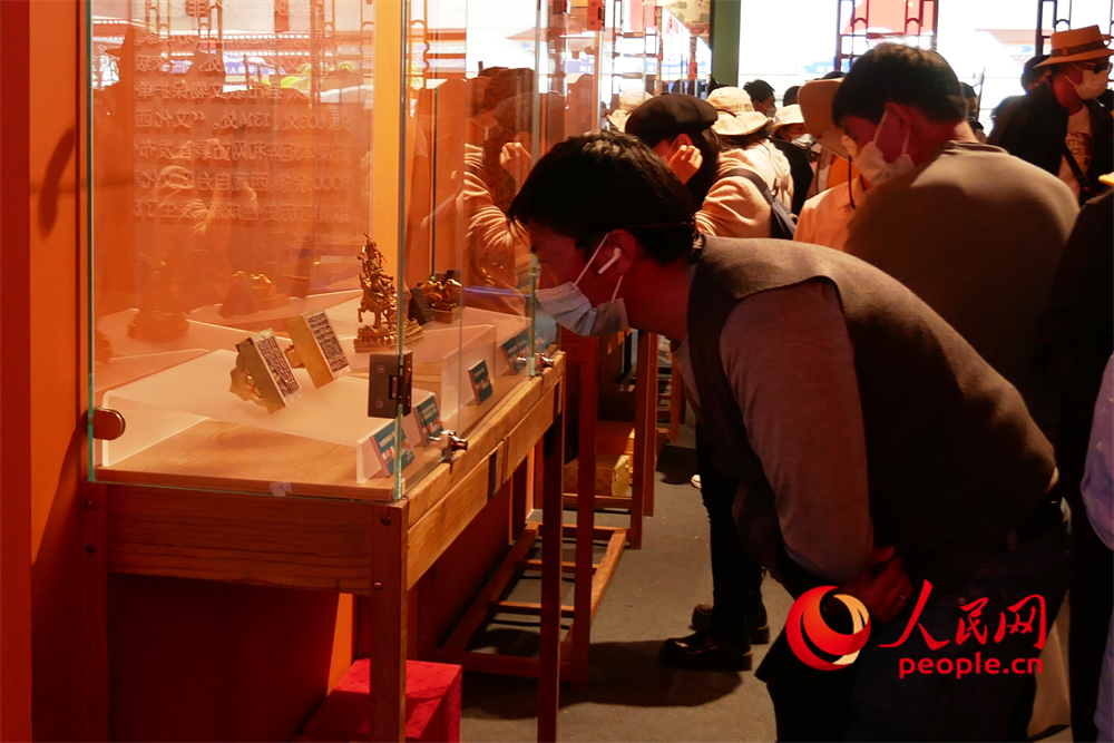 觀眾正在展區(qū)參觀。人民網(wǎng) 韋衍行攝