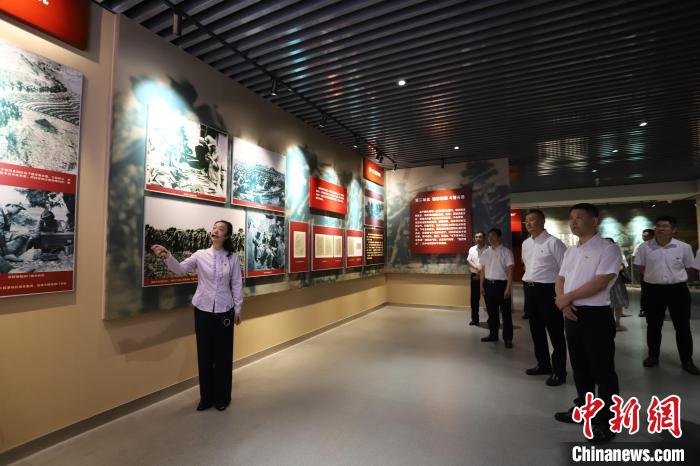 圖為西藏航空一行在臨沂市孟良崮戰(zhàn)役紀(jì)念館開展主題教育活動。　姜博 攝