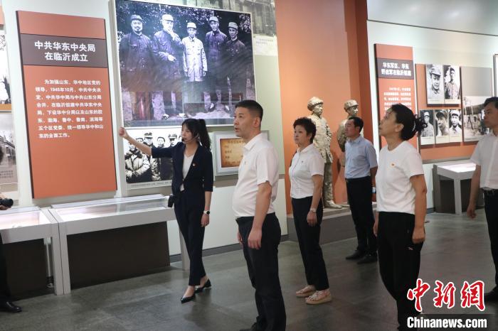 圖為西藏航空一行在臨沂市沂蒙革命紀(jì)念館開展主題教育活動?！〗?攝