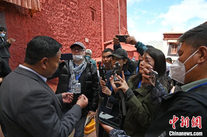 圖為中外媒體采訪布達拉宮管理處相關(guān)負(fù)責(zé)人?！≮w朗 攝