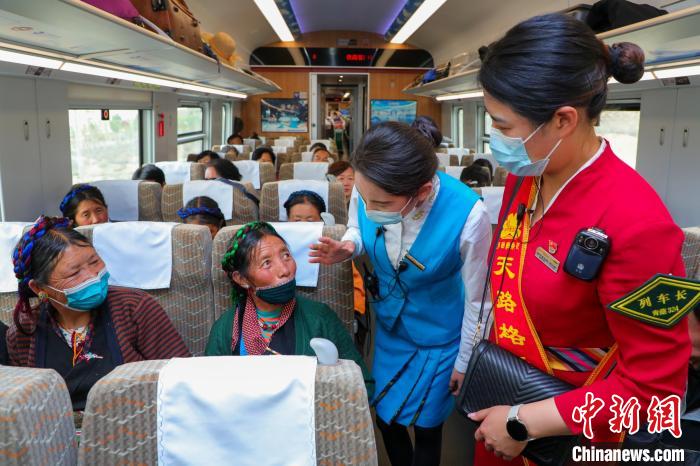 農(nóng)牧民乘坐高原復(fù)興號動車組出行?！≈軔傁?攝