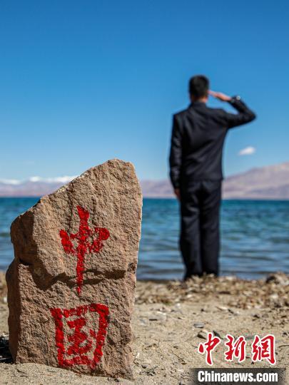 班公湖畔的“中國”標(biāo)記?！↓埿▲P 攝