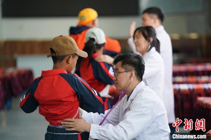 6月26日，西藏日喀則特校的孩子參加先心病篩查。　蘇丹 攝