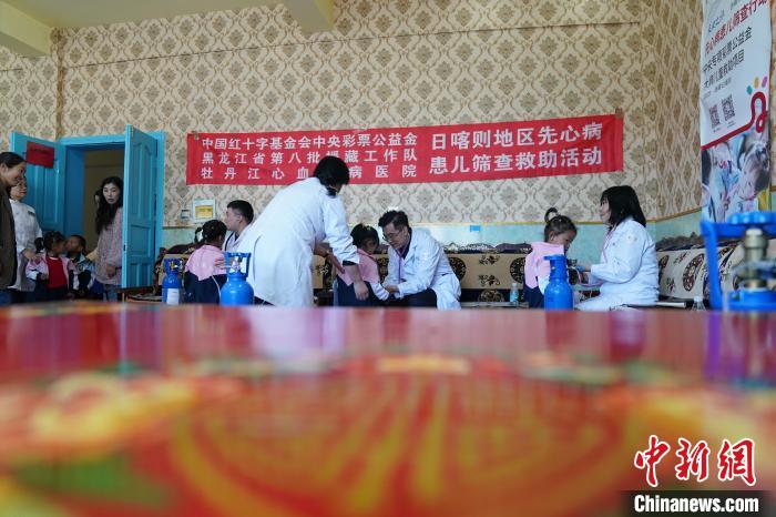 6月27日，西藏康馬縣雙語幼兒園的孩子參加先心病篩查?！√K丹 攝