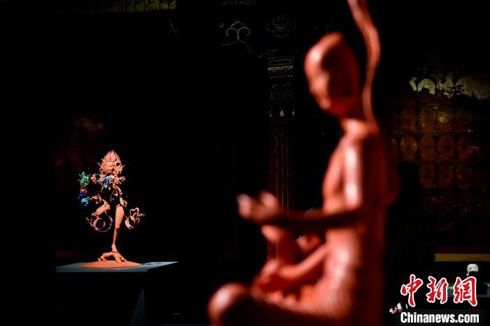 圖為展覽中圍繞西藏歷史與傳統(tǒng)創(chuàng)作的雕塑作品?！±盍?攝