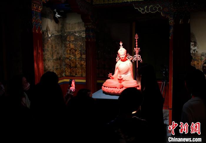 圖為觀眾正在欣賞展覽中的雕塑作品。　李林 攝