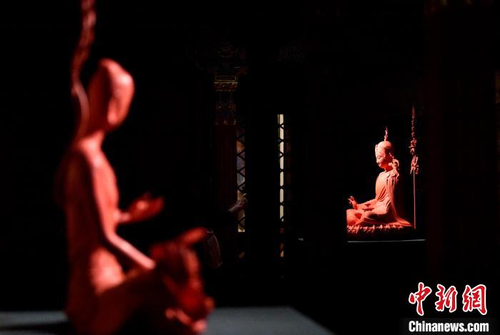 圖為展覽中圍繞西藏歷史與傳統(tǒng)創(chuàng)作的雕塑作品?！±盍?攝