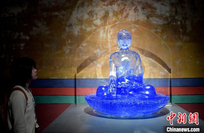 圖為觀眾正在欣賞展覽中的雕塑作品?！±盍?攝