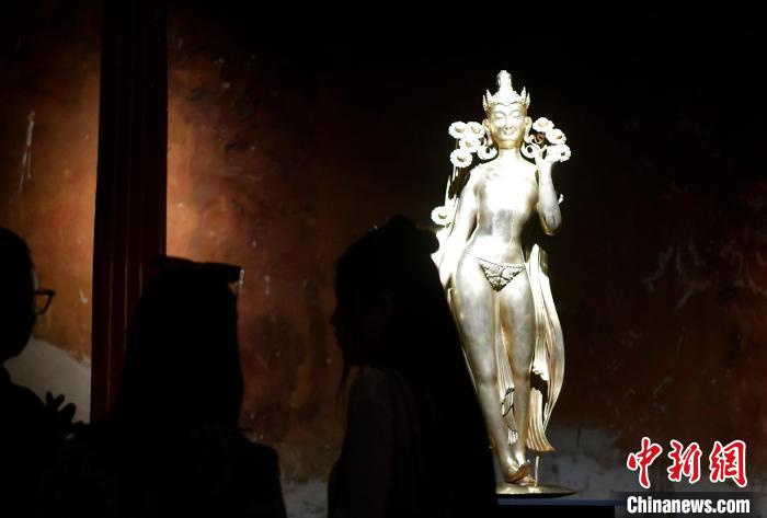 圖為觀眾正在欣賞展覽中的雕塑作品《八萬四千年》?！±盍?攝