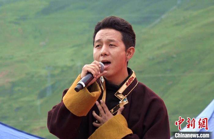 圖為藝人為開幕式獻(xiàn)唱。　貢桑拉姆 攝