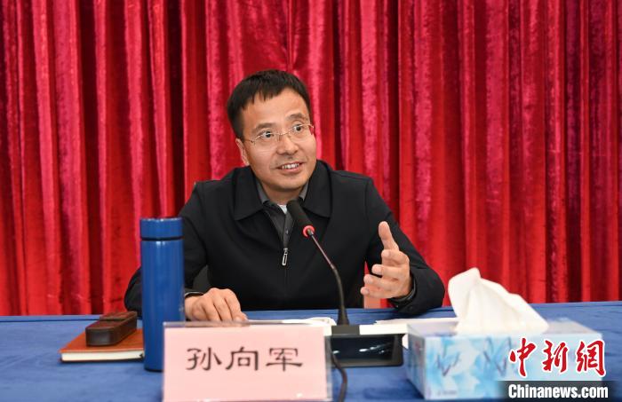 圖為西藏自治區(qū)黨委宣傳部副部長、自治區(qū)社科院黨組書記孫向軍主持活動。　趙朗 攝