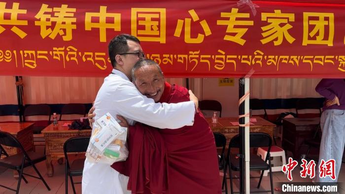 西藏自治區(qū)昌都市左貢縣田妥鎮(zhèn)義診點，一位僧人對北京京煤集團總醫(yī)院呼吸科主任醫(yī)師陳亮表示感謝。　曹旭帆 攝