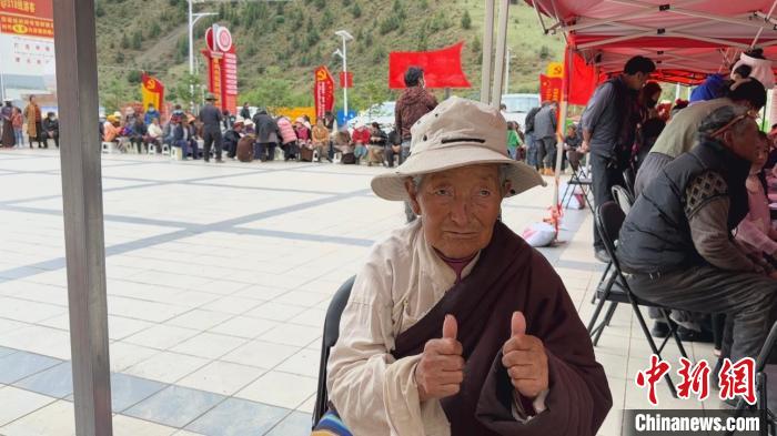 西藏自治區(qū)昌都市左貢縣田妥鎮(zhèn)義診點，藏族奶奶對義診志愿者表示肯定。　曹旭帆 攝