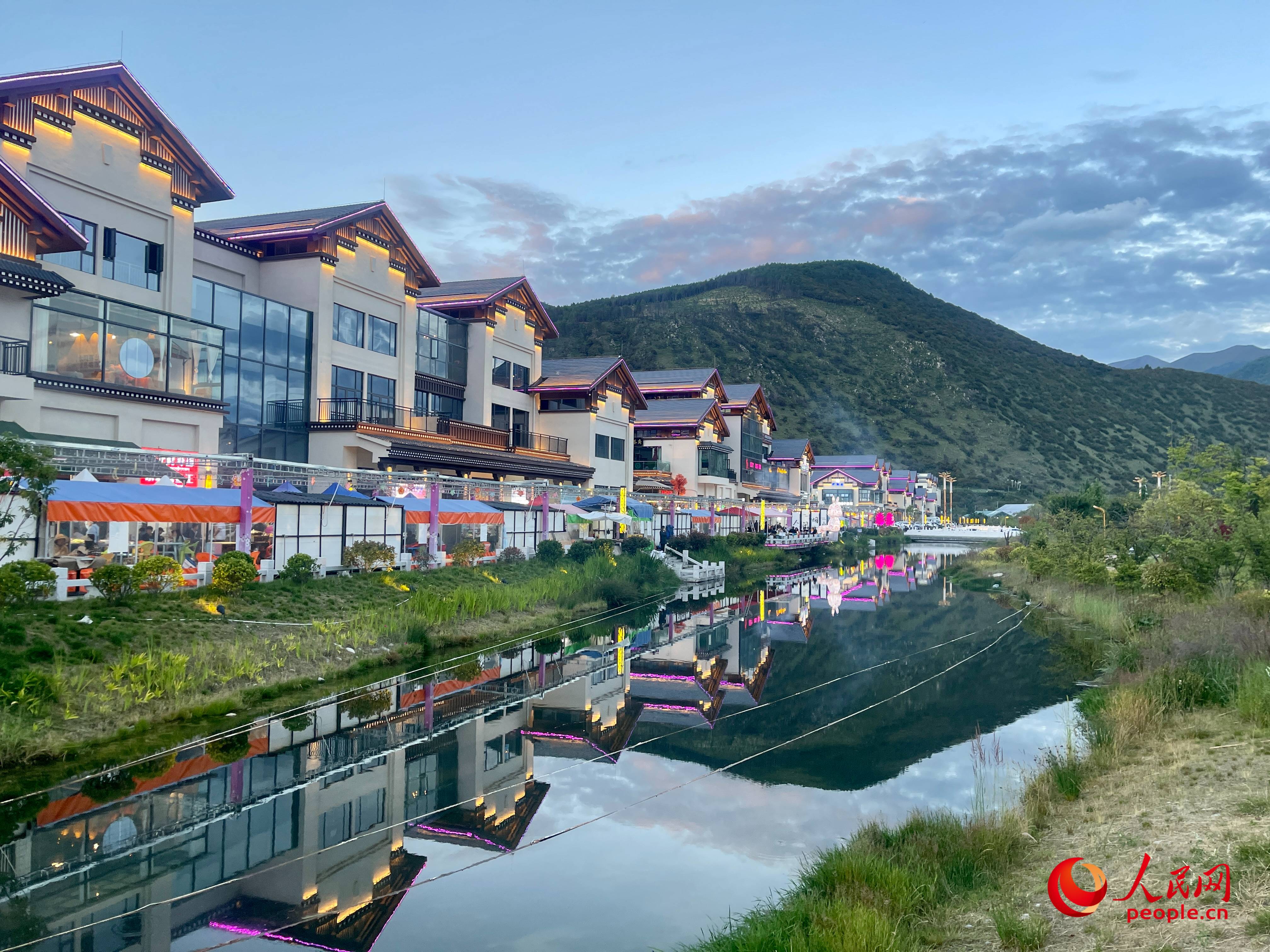 工布公園的一角，風(fēng)景秀麗。人民網(wǎng) 周靜圓攝