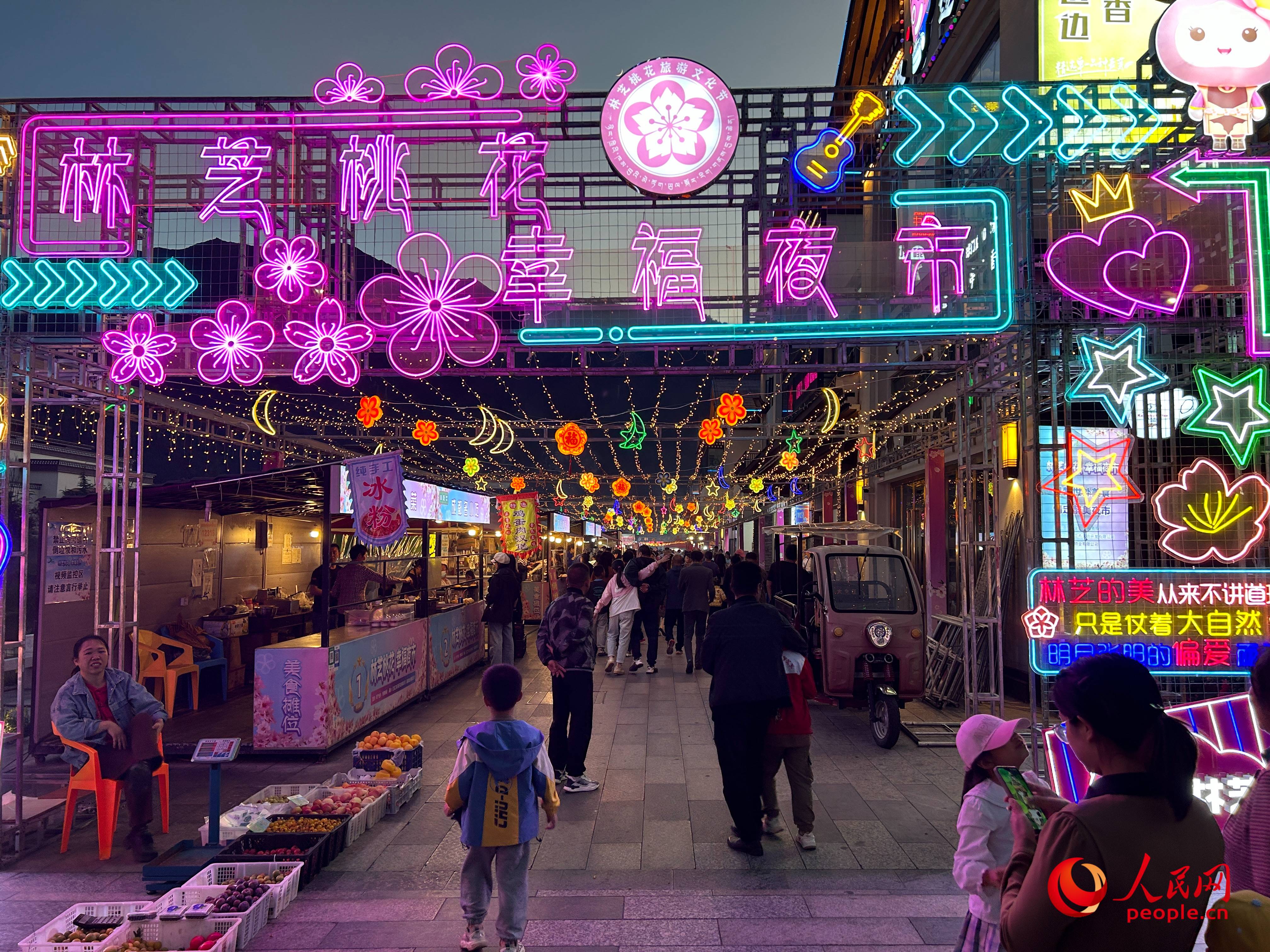 工布公園里的夜市，人來(lái)人往。人民網(wǎng) 周靜圓攝