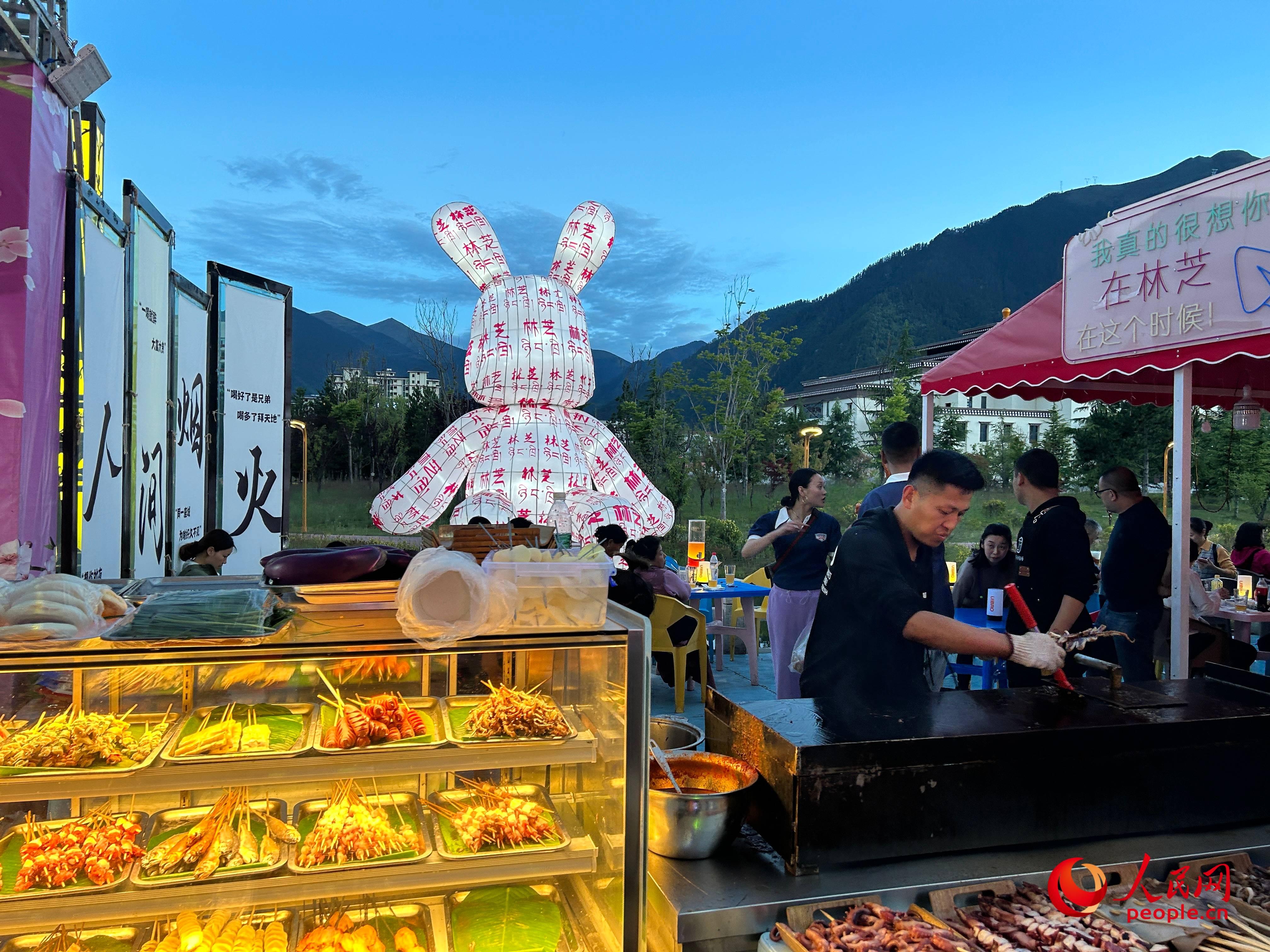 工布公園里的夜市，滿(mǎn)滿(mǎn)“煙火氣”。人民網(wǎng) 周靜圓攝