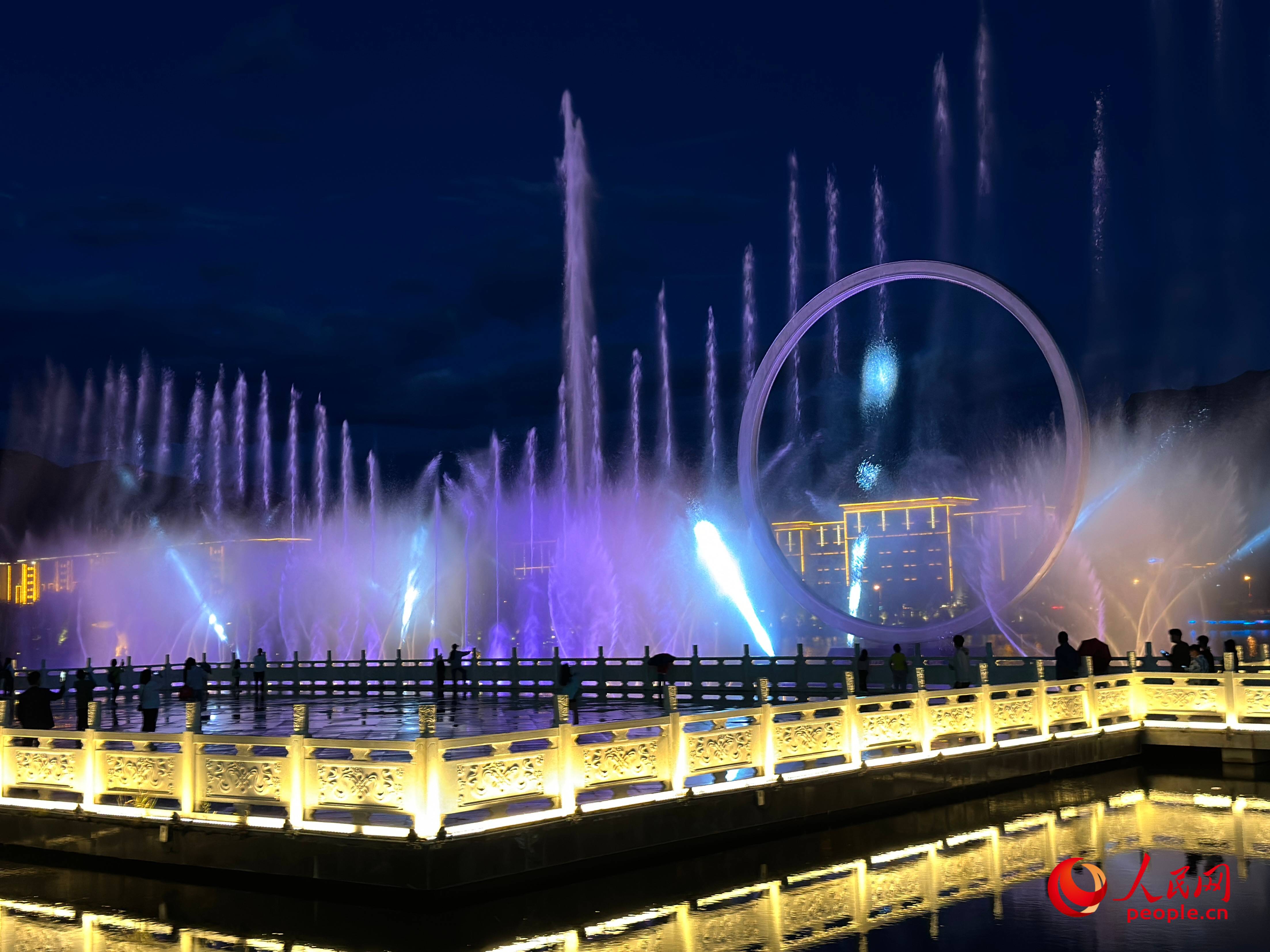 工布公園的音樂(lè)水秀噴泉，吸引市民和游客前來(lái)拍照打卡。人民網(wǎng) 周靜圓攝