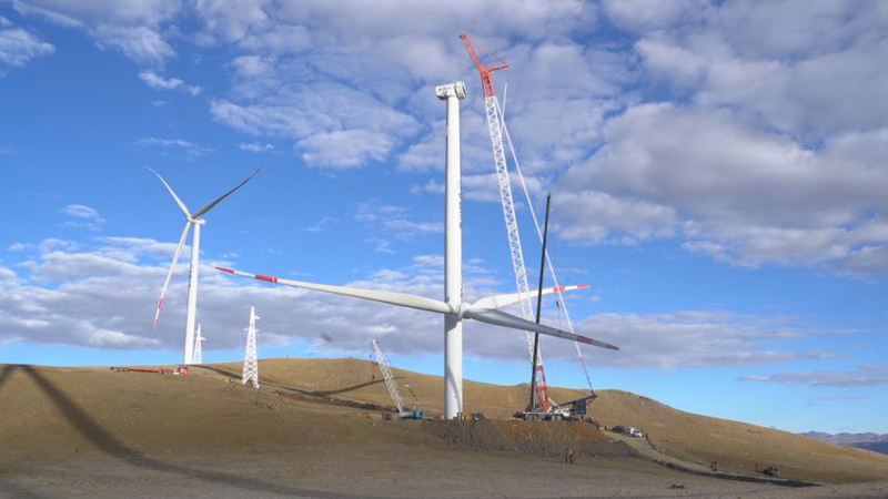 西藏措美哲古風電場首批3.6兆瓦風電機組吊裝。受訪者供圖
