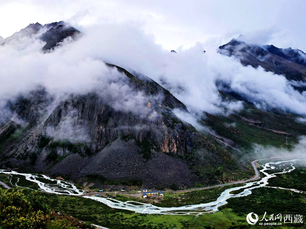 河流蜿蜒于青山間。人民網(wǎng) 李海霞攝