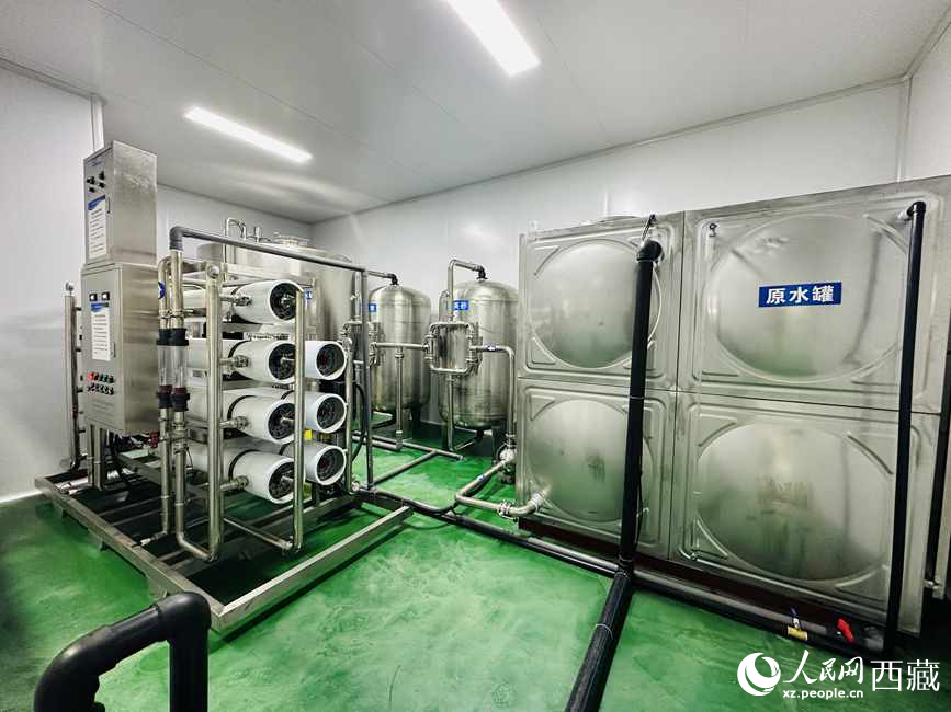 “色達牙泉”礦泉水（桶裝水）生產(chǎn)加工基地。人民網(wǎng)記者 次仁羅布攝