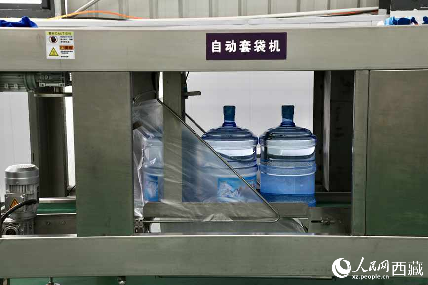“色達牙泉”礦泉水（桶裝水）生產(chǎn)加工基地。人民網(wǎng)記者 次仁羅布攝