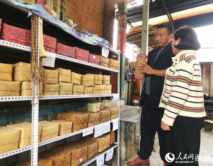 愛明（左一）給游客介紹藤竹產(chǎn)品。