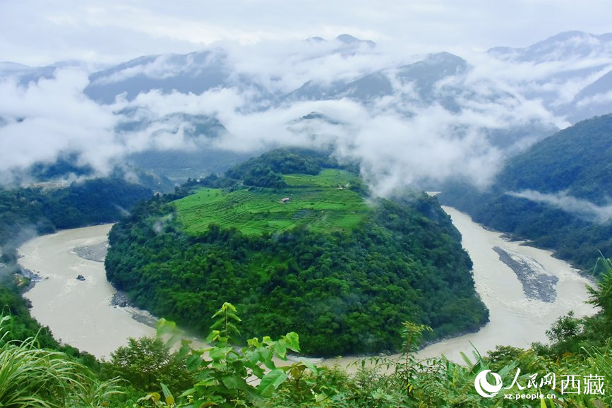 云海里的果果塘大拐彎。人民網(wǎng) 李海霞攝
