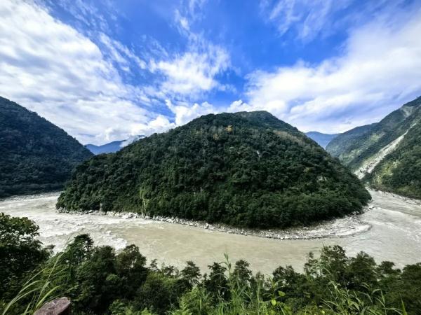 幾代建設(shè)者，歷經(jīng)半個(gè)多世紀(jì)完成！這是一條怎樣的公路？