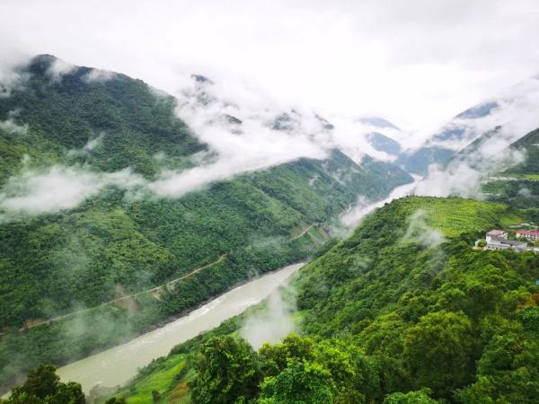 幾代建設(shè)者，歷經(jīng)半個(gè)多世紀(jì)完成！這是一條怎樣的公路？