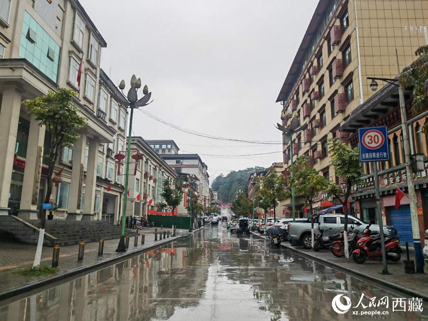 如今的墨脫縣城一應(yīng)俱全。人民網(wǎng) 李海霞攝